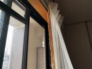 暗い部屋の開けた窓
